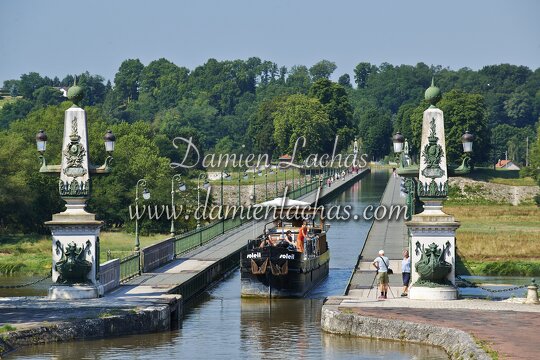 dt bourgogne centre juillet2014 briare pont canal 052