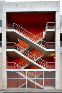 Escalier orange et beton grsi Carré de Soie