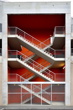 Escalier orange et beton grsi Carré de Soie