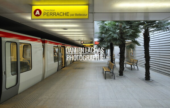 metro lyon station carre de soie 002