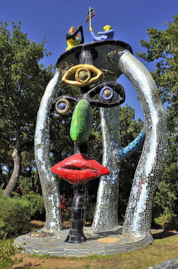 jardin des tarots niki saint-phalle le pape 001