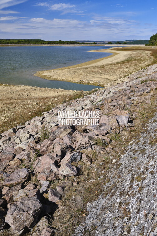 Le réservoir de Cercey a été terminé en 1836 et sa digue fait 12,30 mètres.
Il alimente le Canal de Bourgogne par une rigoe qui rejoint le bief de partage à Pouilly-en-Auxois. vnf_dtcb_barrage_reservoir_cercey_photo_010.jpg