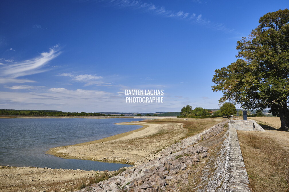Le réservoir de Cercey a été terminé en 1836 et sa digue fait 12,30 mètres.
Il alimente le Canal de Bourgogne par une rigoe qui rejoint le bief de partage à Pouilly-en-Auxois. vnf_dtcb_barrage_reservoir_cercey_photo_012.jpg