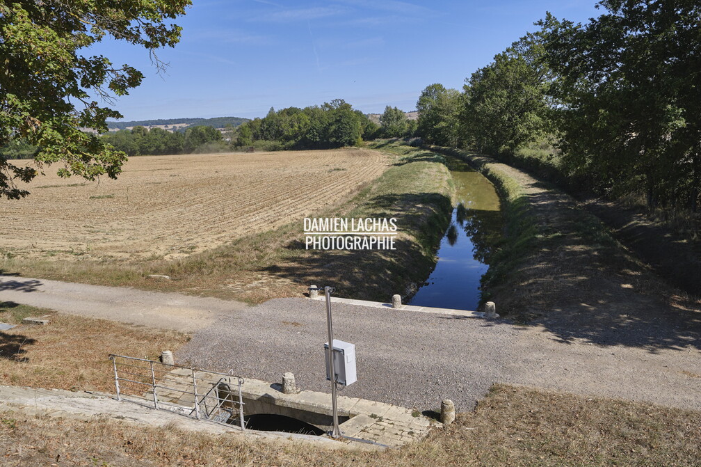 Le réservoir de Cercey a été terminé en 1836 et sa digue fait 12,30 mètres.
Il alimente le Canal de Bourgogne par une rigoe qui rejoint le bief de partage à Pouilly-en-Auxois. vnf_dtcb_barrage_reservoir_cercey_photo_014.jpg