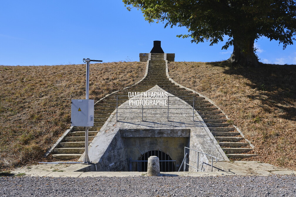Le réservoir de Cercey a été terminé en 1836 et sa digue fait 12,30 mètres.
Il alimente le Canal de Bourgogne par une rigoe qui rejoint le bief de partage à Pouilly-en-Auxois. vnf_dtcb_barrage_reservoir_cercey_photo_016.jpg