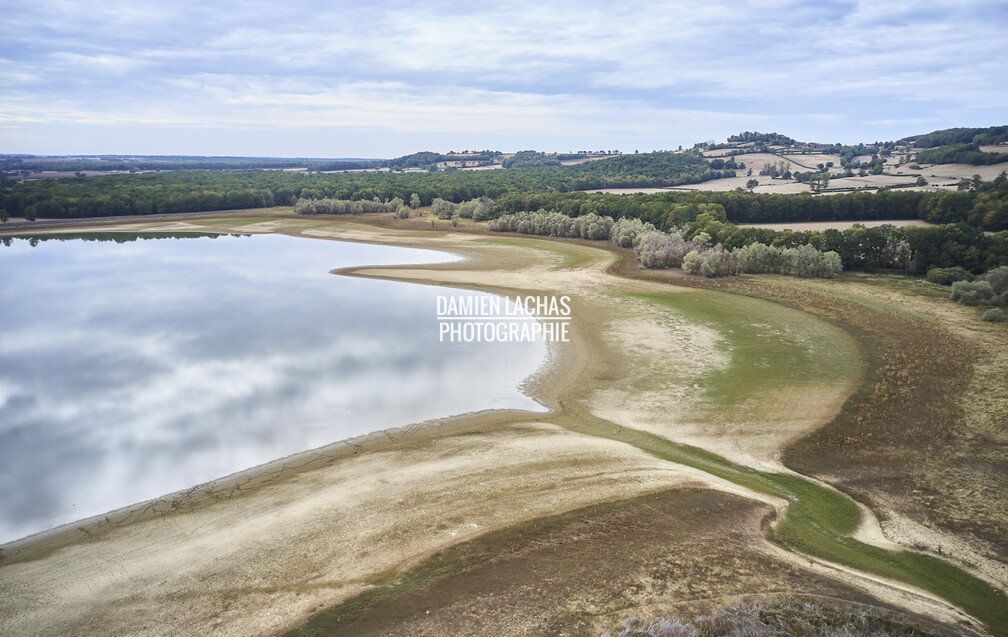 Le réservoir de Cercey a été terminé en 1836 et sa digue fait 12,30 mètres.
Il alimente le Canal de Bourgogne par une rigoe qui rejoint le bief de partage à Pouilly-en-Auxois. vnf_dtcb_barrage_reservoir_cercey_photo_aerien_004.jpg