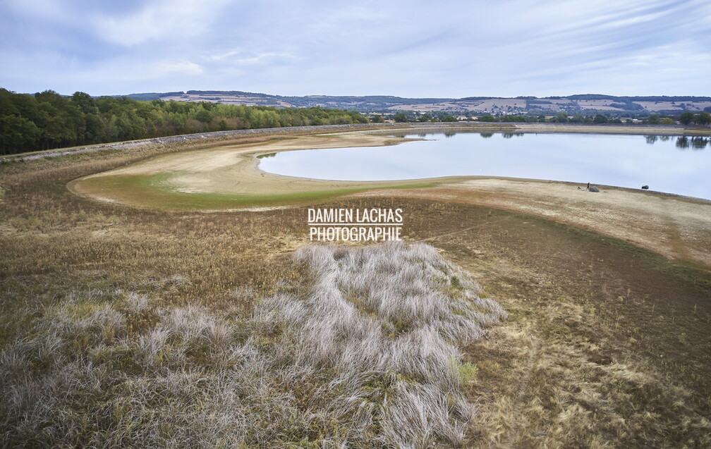 Le réservoir de Cercey a été terminé en 1836 et sa digue fait 12,30 mètres.
Il alimente le Canal de Bourgogne par une rigoe qui rejoint le bief de partage à Pouilly-en-Auxois. vnf_dtcb_barrage_reservoir_cercey_photo_aerien_010.jpg