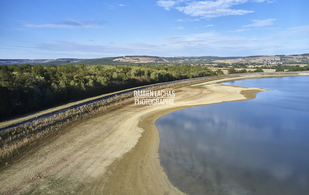 Le réservoir de Cercey a été terminé en 1836 et sa digue fait 12,30 mètres.
Il alimente le Canal de Bourgogne par une rigoe qui rejoint le bief de partage à Pouilly-en-Auxois. vnf_dtcb_barrage_reservoir_cercey_photo_aerien_013.jpg