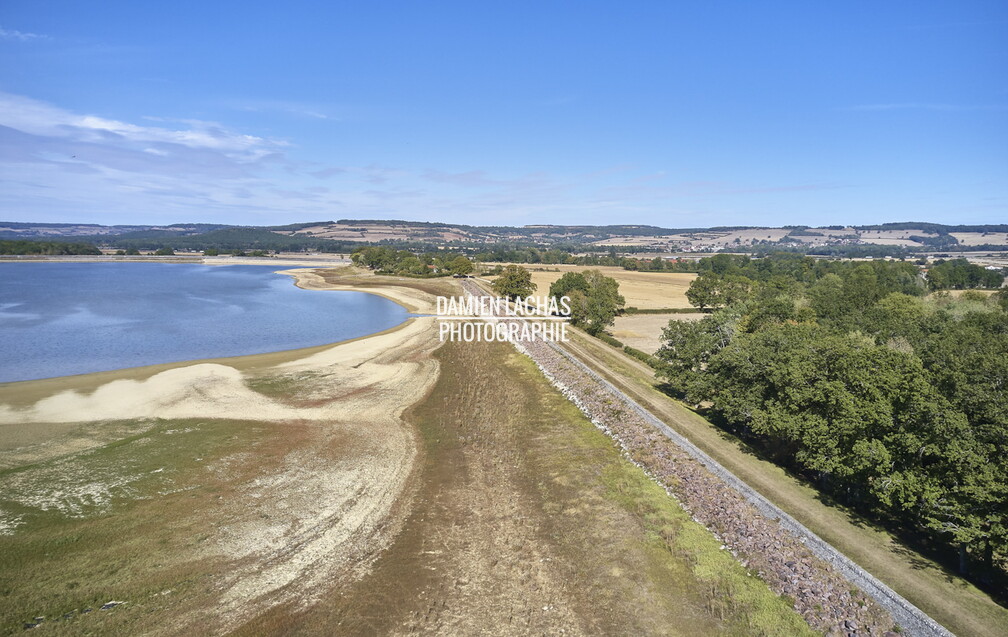 Le réservoir de Cercey a été terminé en 1836 et sa digue fait 12,30 mètres.
Il alimente le Canal de Bourgogne par une rigoe qui rejoint le bief de partage à Pouilly-en-Auxois. vnf_dtcb_barrage_reservoir_cercey_photo_aerien_026.jpg