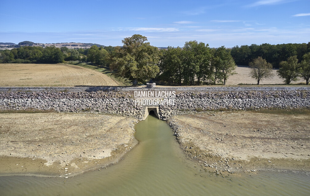 Le réservoir de Cercey a été terminé en 1836 et sa digue fait 12,30 mètres.
Il alimente le Canal de Bourgogne par une rigoe qui rejoint le bief de partage à Pouilly-en-Auxois. vnf_dtcb_barrage_reservoir_cercey_photo_aerien_028.jpg