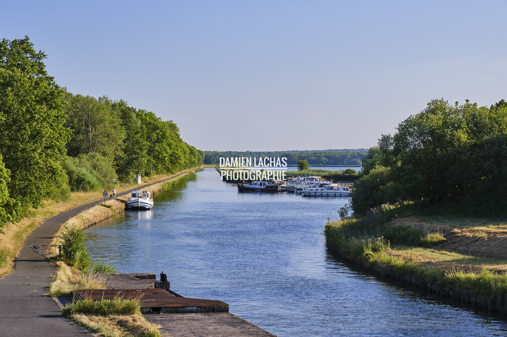 L'étang de Gondrexange d'une superficie d'environ 7 km² alimente le canal de la Marne au Rhin et le le canal des houillères de la Sarre qui début avec un embranchement.
L'étang fait parti avec l'étang du Stock et de Mittesheim de 3 retenues d'eau se suivant et alimantant le Canal des houillères de la Sarre. vnf_dts_barrage_reservoir_gondrexange_photo_012.jpg