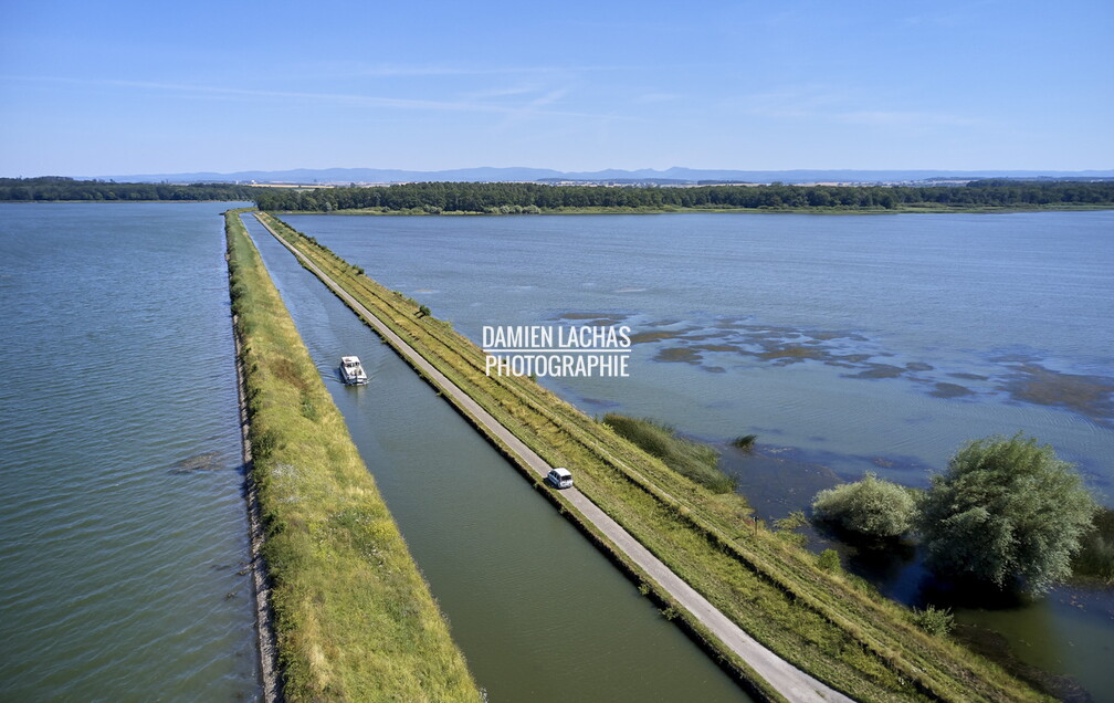 L'étang de Gondrexange d'une superficie d'environ 7 km² alimente le canal de la Marne au Rhin et le le canal des houillères de la Sarre qui début avec un embranchement.
L'étang fait parti avec l'étang du Stock et de Mittesheim de 3 retenues d'eau se suivant et alimantant le Canal des houillères de la Sarre. vnf_dts_barrage_reservoir_gondrexange_photo_aerien_019.jpg