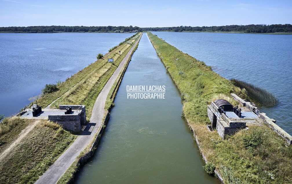 L'étang de Gondrexange d'une superficie d'environ 7 km² alimente le canal de la Marne au Rhin et le le canal des houillères de la Sarre qui début avec un embranchement.
L'étang fait parti avec l'étang du Stock et de Mittesheim de 3 retenues d'eau se suivant et alimantant le Canal des houillères de la Sarre. vnf_dts_barrage_reservoir_gondrexange_photo_aerien_024.jpg