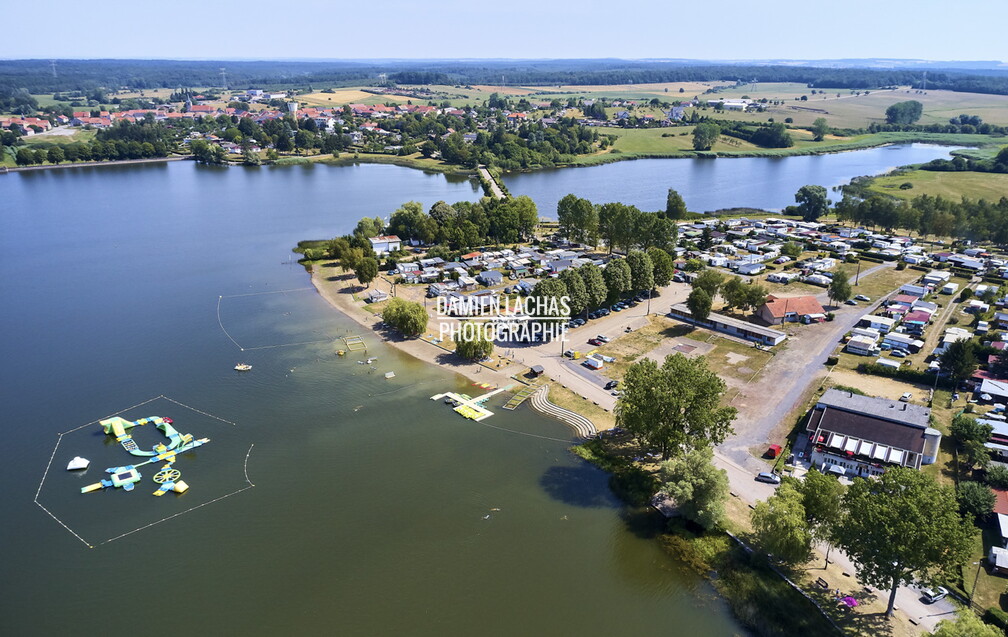 Base de loisirs de l'étang de Mittersheim. D'une superficie de 220 hectares il est traversé par le canal des houillères de la Sarre. vnf_dts_barrage_reservoir_mittersheim_photo_aerien_014.jpg