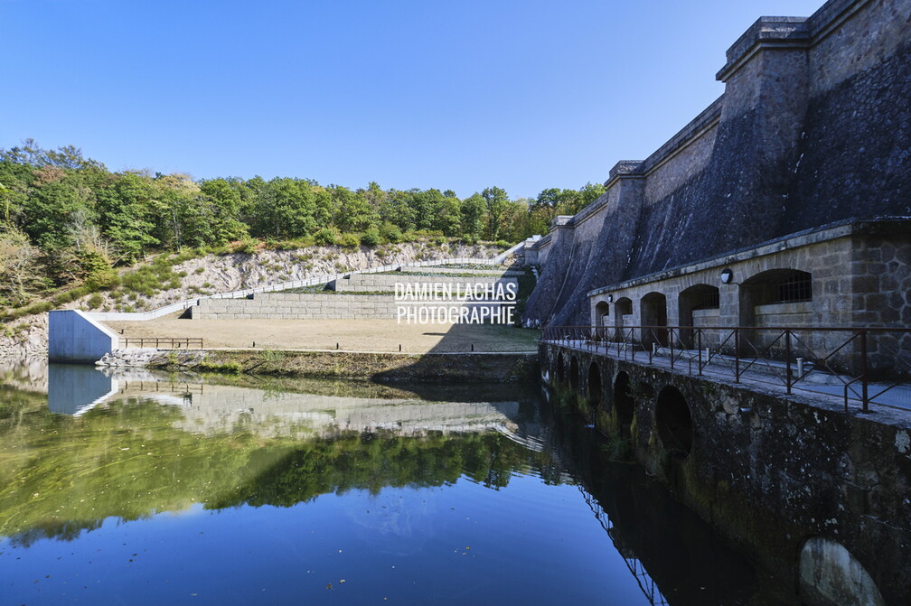 Le lac de Pont est réalisé entre 1878 et 1883 sur la rivière Armançon, afin d'alimenter en eau le Canal de Bourgogne.
Le lac se présente comme un épais serpentement des eaux de l'Armançon qui, long de 6 km et large de 133 m de large, couvre pas moins de 80 ha, sur une profondeur moyenne de 21 m. La capacité maximale de son réservoir est de 6,1 millions de m3, et celle de son bassin versant de 289 km2 2. Le barrage a une hauteur de 24 m.
Des travaux de modernisation ont été réalisé en 2015. vnf_dtcb_barrage_reservoir_pont_massene_photo_014.jpg