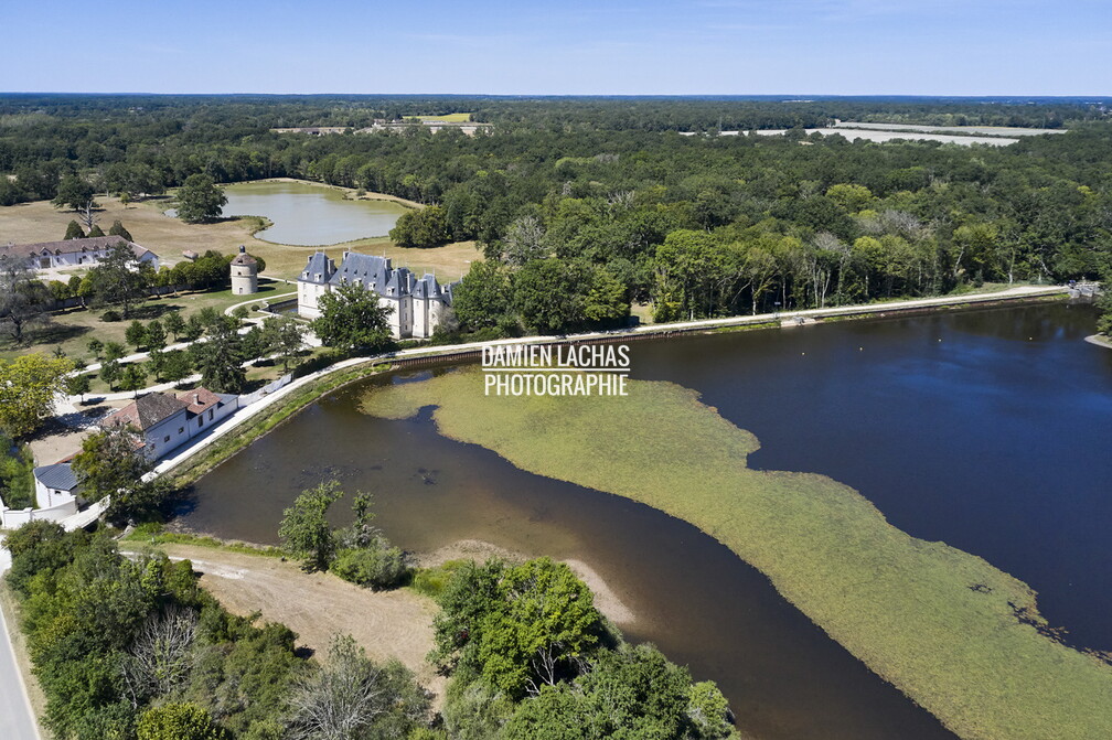 L'étang de Champoulet alimente le canal de Briare. il est bordé par le chateau de Champoulet construite en 1444. vnf_dtcb_etang_chateau_photo_aerien_007.jpg