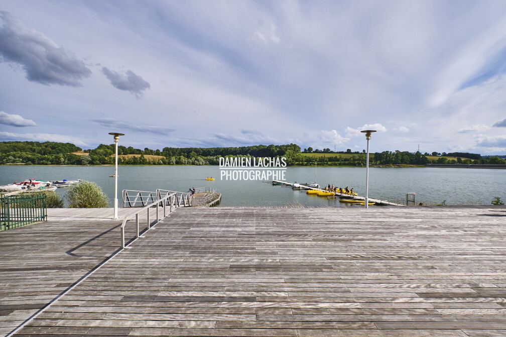 Le lac de la Liez est situé à l'est de la ville de Langres. Avec ses 290 ha il est le seul lac que l'on peut admirer depuis les remparts de la cité lingonne.
La construction de la digue de 460 m de long sur 16 m de haut fut achevée en 1888. Elle emprisonne 16 080 000 de mètres cubes d’eau et mesure 61 m de large à sa base. vnf_dtne_lac_liez_003.jpg