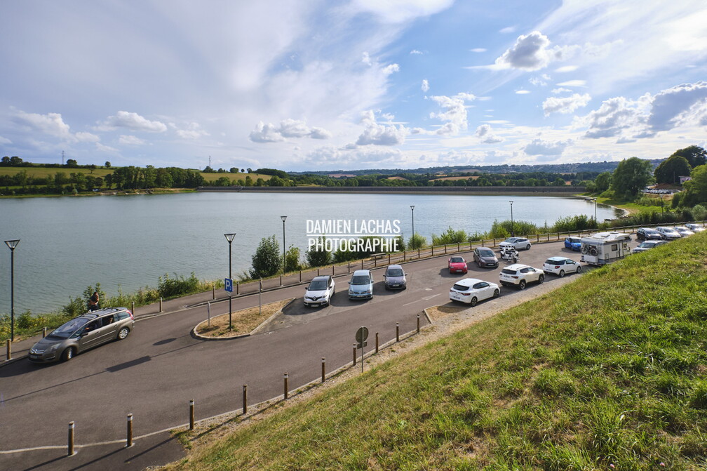 Le lac de la Liez est situé à l'est de la ville de Langres. Avec ses 290 ha il est le seul lac que l'on peut admirer depuis les remparts de la cité lingonne.
La construction de la digue de 460 m de long sur 16 m de haut fut achevée en 1888. Elle emprisonne 16 080 000 de mètres cubes d’eau et mesure 61 m de large à sa base. vnf_dtne_lac_liez_005.jpg