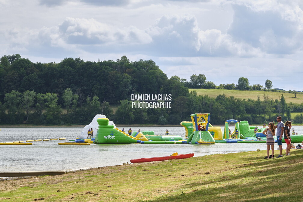 Le lac de la Liez est situé à l'est de la ville de Langres. Avec ses 290 ha il est le seul lac que l'on peut admirer depuis les remparts de la cité lingonne.
La construction de la digue de 460 m de long sur 16 m de haut fut achevée en 1888. Elle emprisonne 16 080 000 de mètres cubes d’eau et mesure 61 m de large à sa base. vnf_dtne_lac_liez_009.jpg