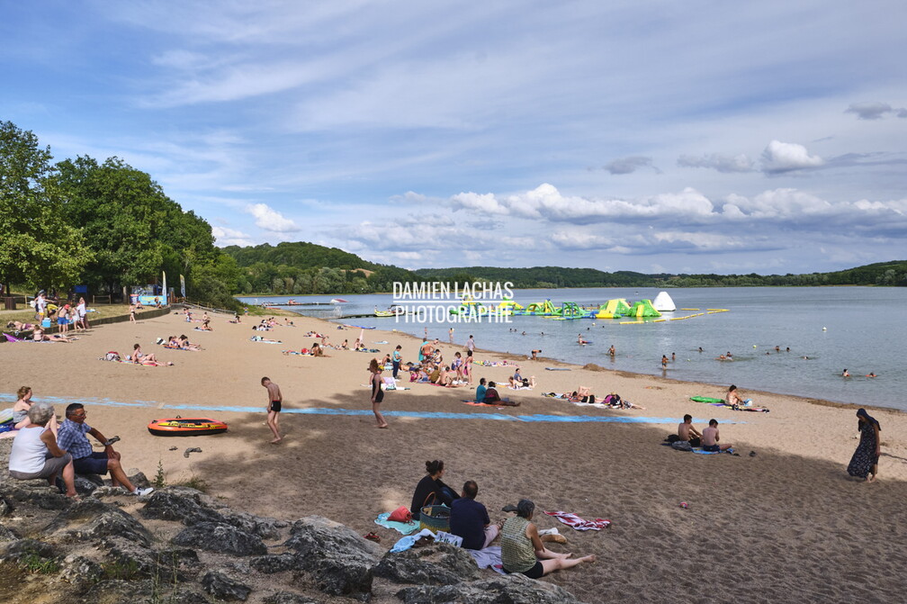 Le lac de la Liez est situé à l'est de la ville de Langres. Avec ses 290 ha il est le seul lac que l'on peut admirer depuis les remparts de la cité lingonne.
La construction de la digue de 460 m de long sur 16 m de haut fut achevée en 1888. Elle emprisonne 16 080 000 de mètres cubes d’eau et mesure 61 m de large à sa base. vnf_dtne_lac_liez_017.jpg