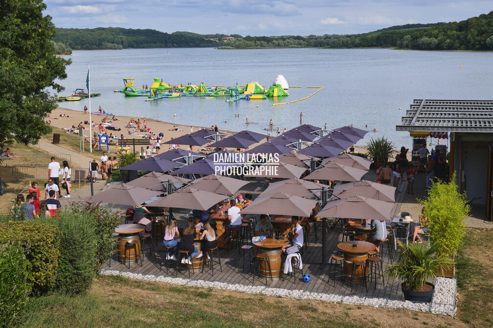 Le lac de la Liez est situé à l'est de la ville de Langres. Avec ses 290 ha il est le seul lac que l'on peut admirer depuis les remparts de la cité lingonne.
La construction de la digue de 460 m de long sur 16 m de haut fut achevée en 1888. Elle emprisonne 16 080 000 de mètres cubes d’eau et mesure 61 m de large à sa base. vnf_dtne_lac_liez_027.jpg