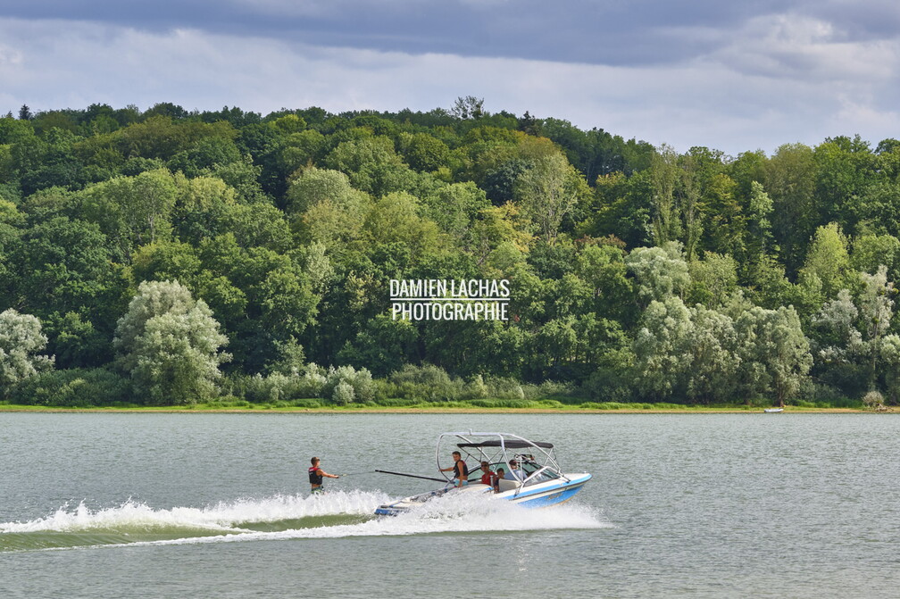 Le lac de la Liez est situé à l'est de la ville de Langres. Avec ses 290 ha il est le seul lac que l'on peut admirer depuis les remparts de la cité lingonne.
La construction de la digue de 460 m de long sur 16 m de haut fut achevée en 1888. Elle emprisonne 16 080 000 de mètres cubes d’eau et mesure 61 m de large à sa base. vnf_dtne_lac_liez_036.jpg