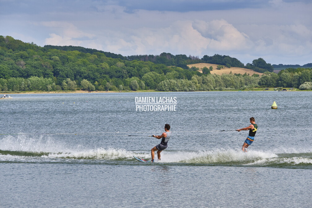 Le lac de la Liez est situé à l'est de la ville de Langres. Avec ses 290 ha il est le seul lac que l'on peut admirer depuis les remparts de la cité lingonne.
La construction de la digue de 460 m de long sur 16 m de haut fut achevée en 1888. Elle emprisonne 16 080 000 de mètres cubes d’eau et mesure 61 m de large à sa base. vnf_dtne_lac_liez_040.jpg