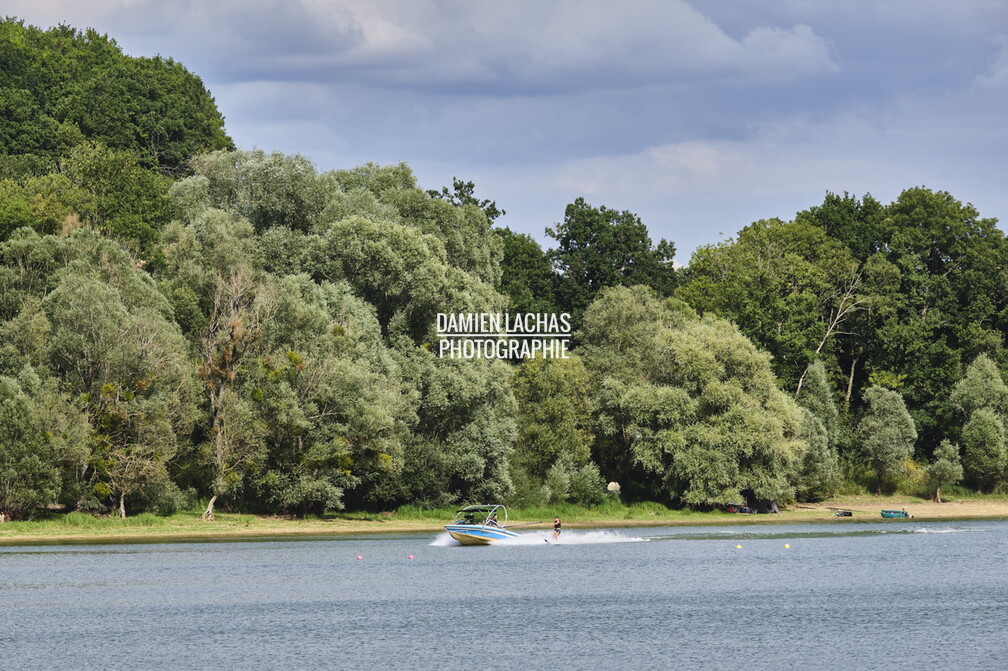 Le lac de la Liez est situé à l'est de la ville de Langres. Avec ses 290 ha il est le seul lac que l'on peut admirer depuis les remparts de la cité lingonne.
La construction de la digue de 460 m de long sur 16 m de haut fut achevée en 1888. Elle emprisonne 16 080 000 de mètres cubes d’eau et mesure 61 m de large à sa base. vnf_dtne_lac_liez_045.jpg