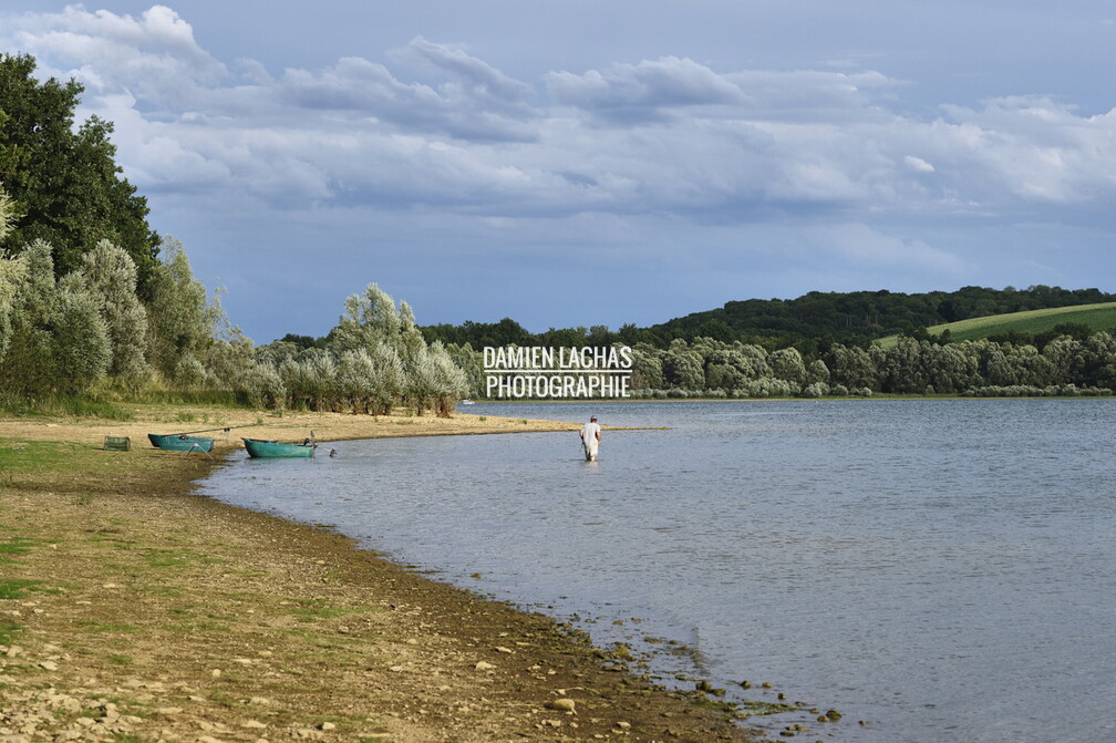Le lac de la Liez est situé à l'est de la ville de Langres. Avec ses 290 ha il est le seul lac que l'on peut admirer depuis les remparts de la cité lingonne.
La construction de la digue de 460 m de long sur 16 m de haut fut achevée en 1888. Elle emprisonne 16 080 000 de mètres cubes d’eau et mesure 61 m de large à sa base. vnf_dtne_lac_liez_048.jpg