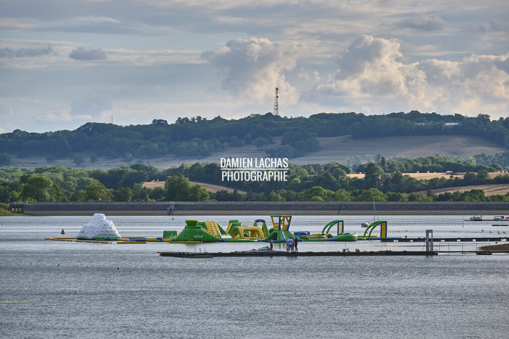 Le lac de la Liez est situé à l'est de la ville de Langres. Avec ses 290 ha il est le seul lac que l'on peut admirer depuis les remparts de la cité lingonne.
La construction de la digue de 460 m de long sur 16 m de haut fut achevée en 1888. Elle emprisonne 16 080 000 de mètres cubes d’eau et mesure 61 m de large à sa base. vnf_dtne_lac_liez_051.jpg