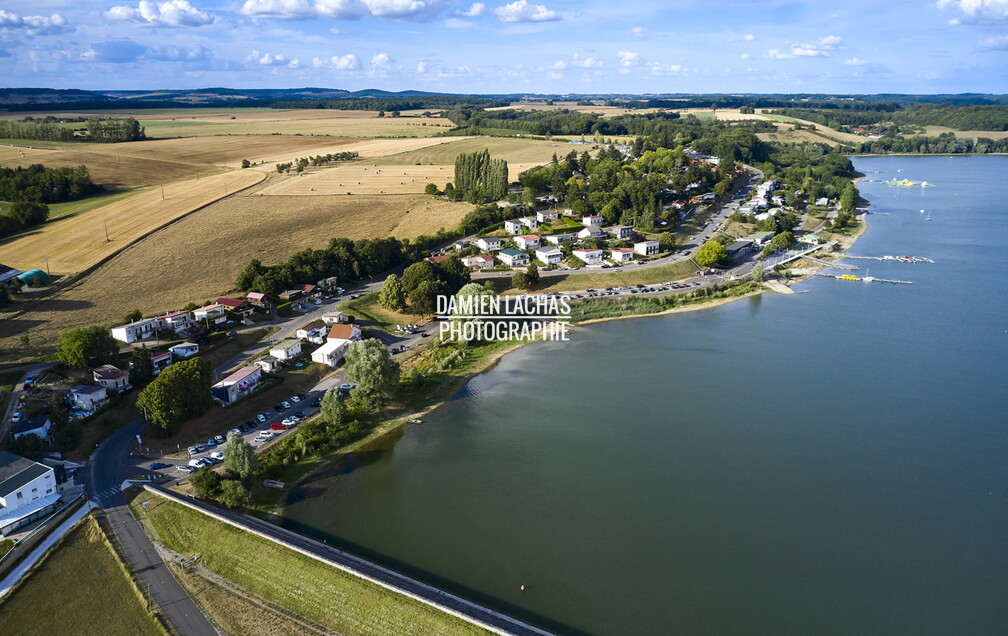 Le lac de la Liez est situé à l'est de la ville de Langres. Avec ses 290 ha il est le seul lac que l'on peut admirer depuis les remparts de la cité lingonne.
La construction de la digue de 460 m de long sur 16 m de haut fut achevée en 1888. Elle emprisonne 16 080 000 de mètres cubes d’eau et mesure 61 m de large à sa base. vnf_dtne_lac_liez_photo_aerien_003.jpg