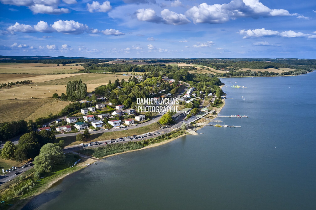 Le lac de la Liez est situé à l'est de la ville de Langres. Avec ses 290 ha il est le seul lac que l'on peut admirer depuis les remparts de la cité lingonne.
La construction de la digue de 460 m de long sur 16 m de haut fut achevée en 1888. Elle emprisonne 16 080 000 de mètres cubes d’eau et mesure 61 m de large à sa base. vnf_dtne_lac_liez_photo_aerien_006.jpg