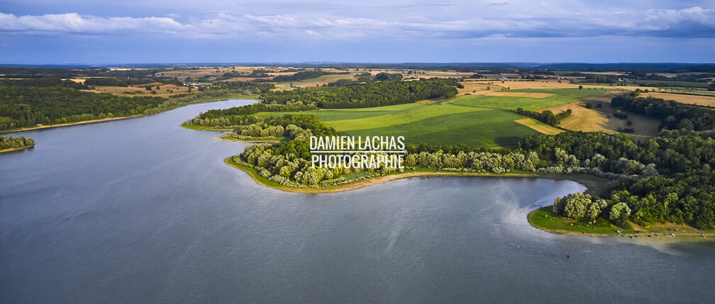 Le lac de la Liez est situé à l'est de la ville de Langres. Avec ses 290 ha il est le seul lac que l'on peut admirer depuis les remparts de la cité lingonne.
La construction de la digue de 460 m de long sur 16 m de haut fut achevée en 1888. Elle emprisonne 16 080 000 de mètres cubes d’eau et mesure 61 m de large à sa base. vnf_dtne_lac_liez_photo_aerien_012.jpg