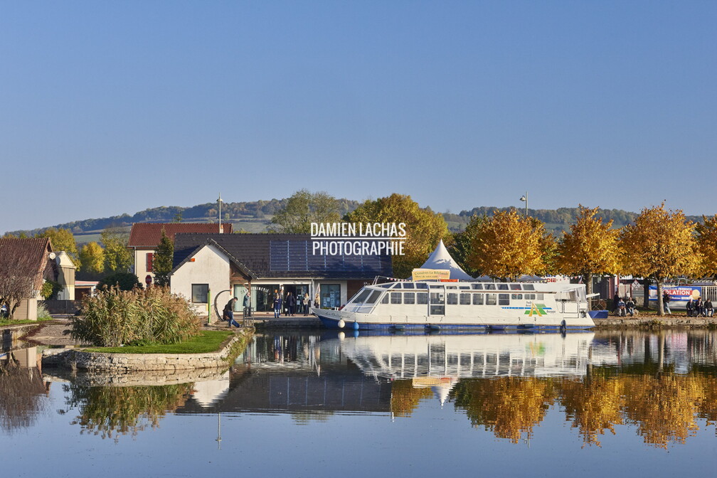 Embarquement des passaher sur Le bateau promenade la Bilbaude au bassin de la darse à l'entrée nord de la Voûte de Pouilly-en-Auxois. La voûte est le bief de partage entre les versant Seine et Saône du Canal de Bourgogne. vnf_dtcb_canal_bourgogne_pouilly-auxois_bateau_voute_001.jpg