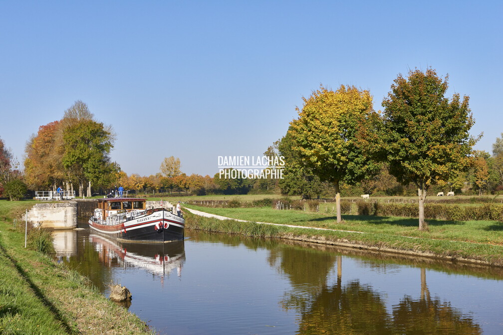 La péniche hotel Niagara descent le Canal de Bourgogne, ici à l'écluse 13 de Sainte-Sabine versant Saône. vnf_dtcb_canal_bourgogne_ste-sabine_ecluse_13_015.jpg