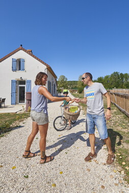 vnf dtcb cb lodges canal figurants piquenique 004