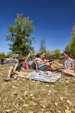 vnf dtcb cb lodges canal figurants piquenique 007