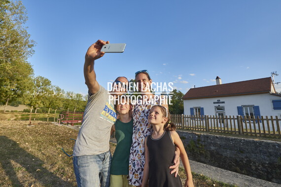 vnf dtcb cb lodges canal figurants selfie 001