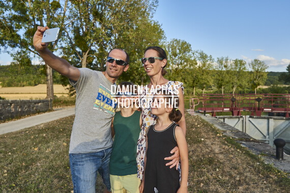 vnf dtcb cb lodges canal figurants selfie 002