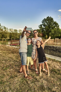 vnf dtcb cb lodges canal figurants selfie 003
