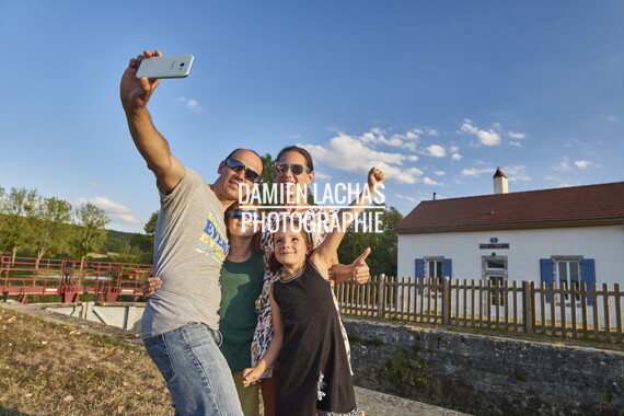 vnf dtcb cb lodges canal figurants selfie 004