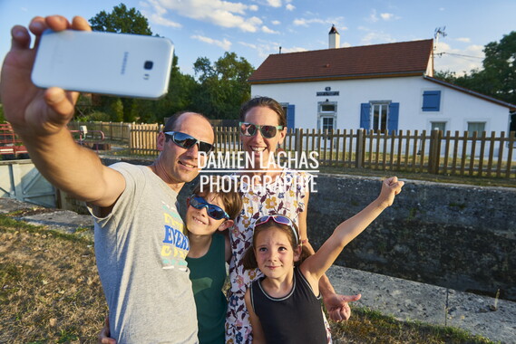 vnf dtcb cb lodges canal figurants selfie 006