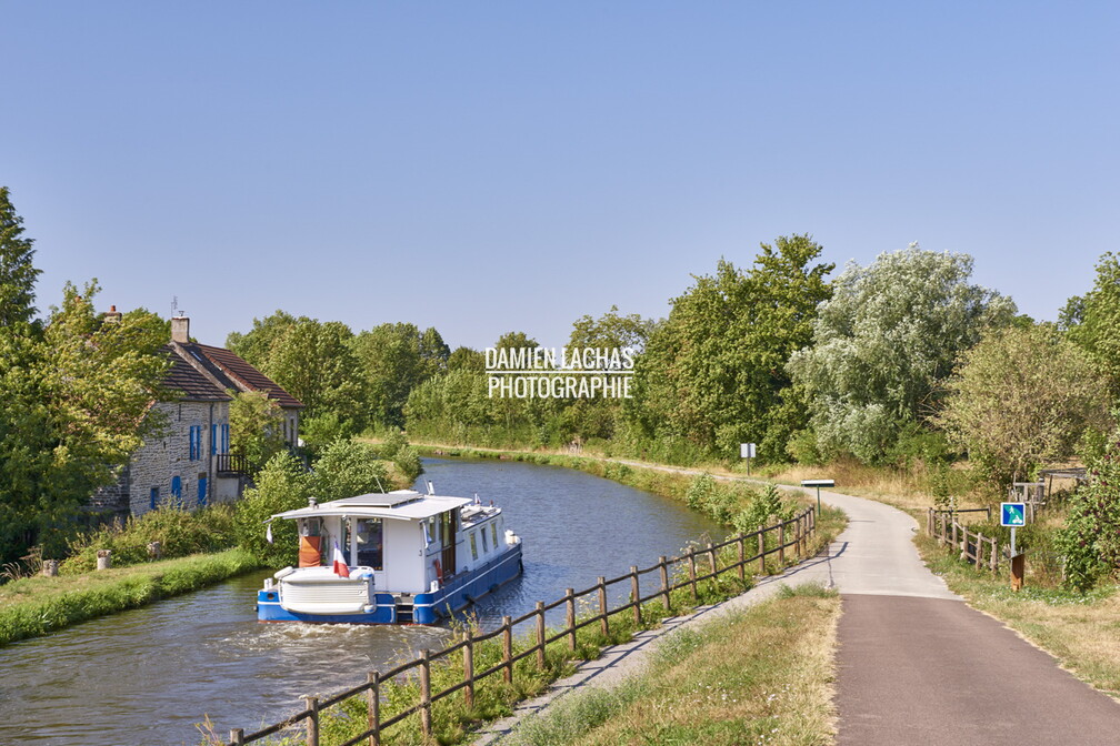 Tourisme fluvial sur le canal du centre à Dennevy. vnf_dtcb_canal_centre_dennevy_saint-gilles_003.jpg
