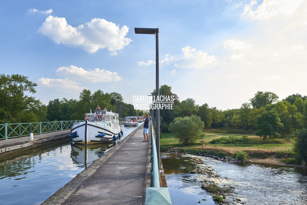 Tourisme fluvial sur le pont-canal de Digoin sur le canal latérale à la Loire vnf_dtcb_canal_lateral_loire_digoin_pont_canal_009.jpg