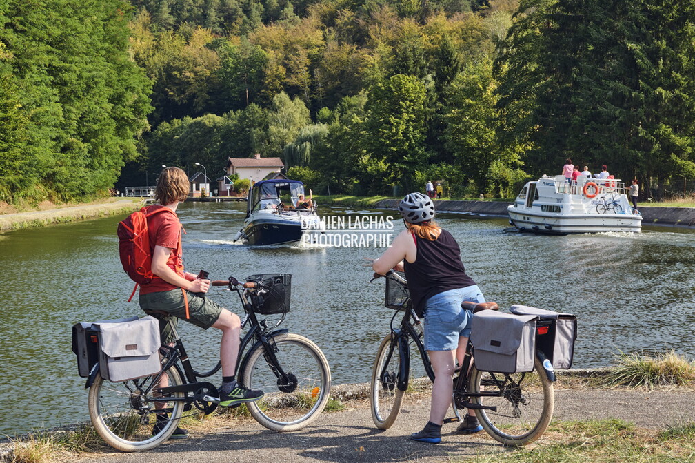 Randonnée à vélo sur le canal de la Marne au Rhin près de la maison éclusière 18 à Henridorff vnf_dts_henridorff_me18_figurant_005.jpg