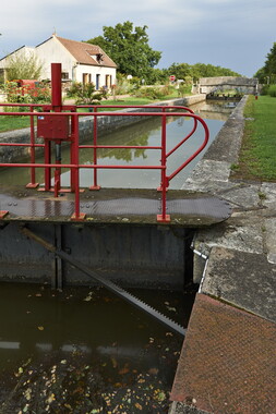 dt bourgogne centre juillet2014 canal nivernais tannay 018