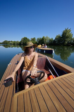 vnf dtrs crr dole bateau electrique figurants 016