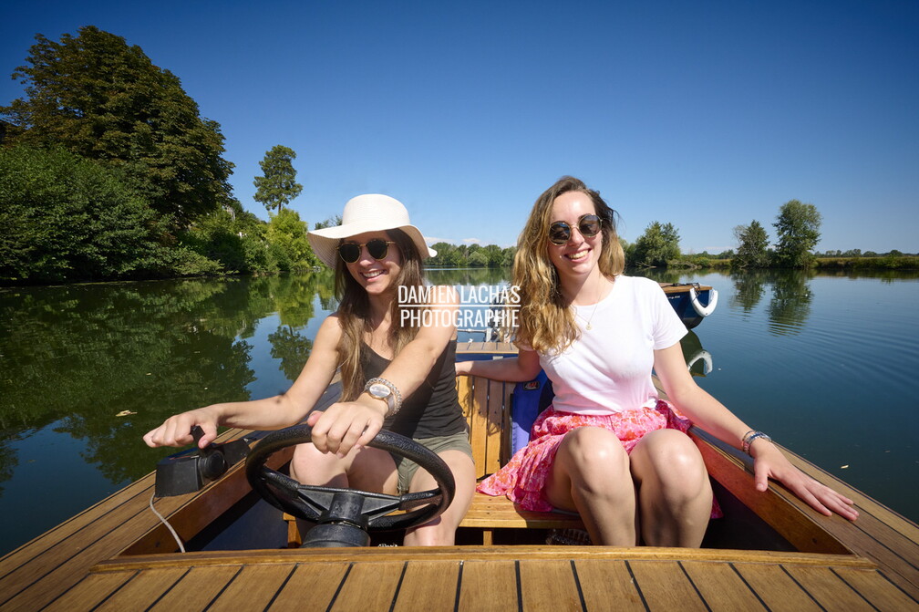 Groupe d'amis en balade en bateau électrique sur le canal Charles Quint et le Doubs à Dole. vnf_dtrs_crr_dole_bateau_electrique_figurants_024.jpg