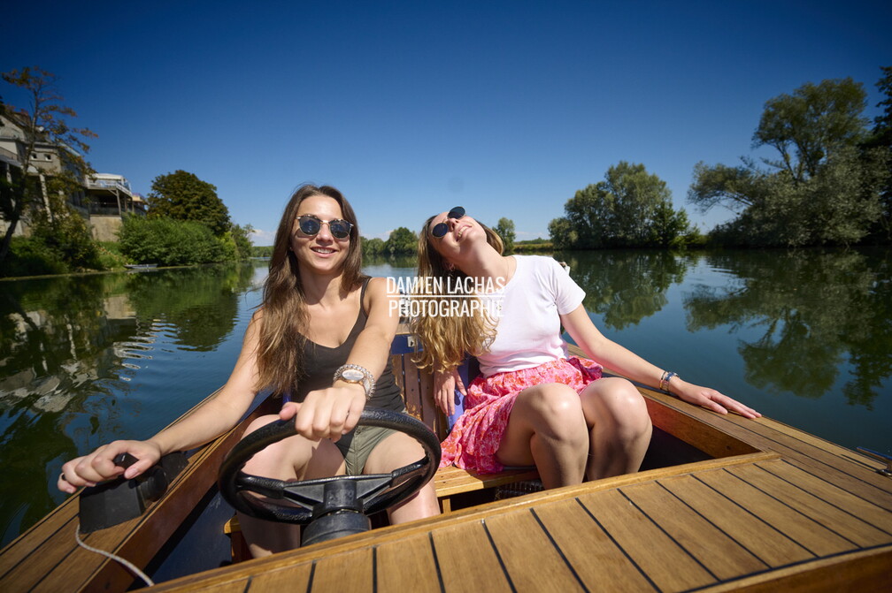 Groupe d'amis en balade en bateau électrique sur le canal Charles Quint et le Doubs à Dole. vnf_dtrs_crr_dole_bateau_electrique_figurants_026.jpg