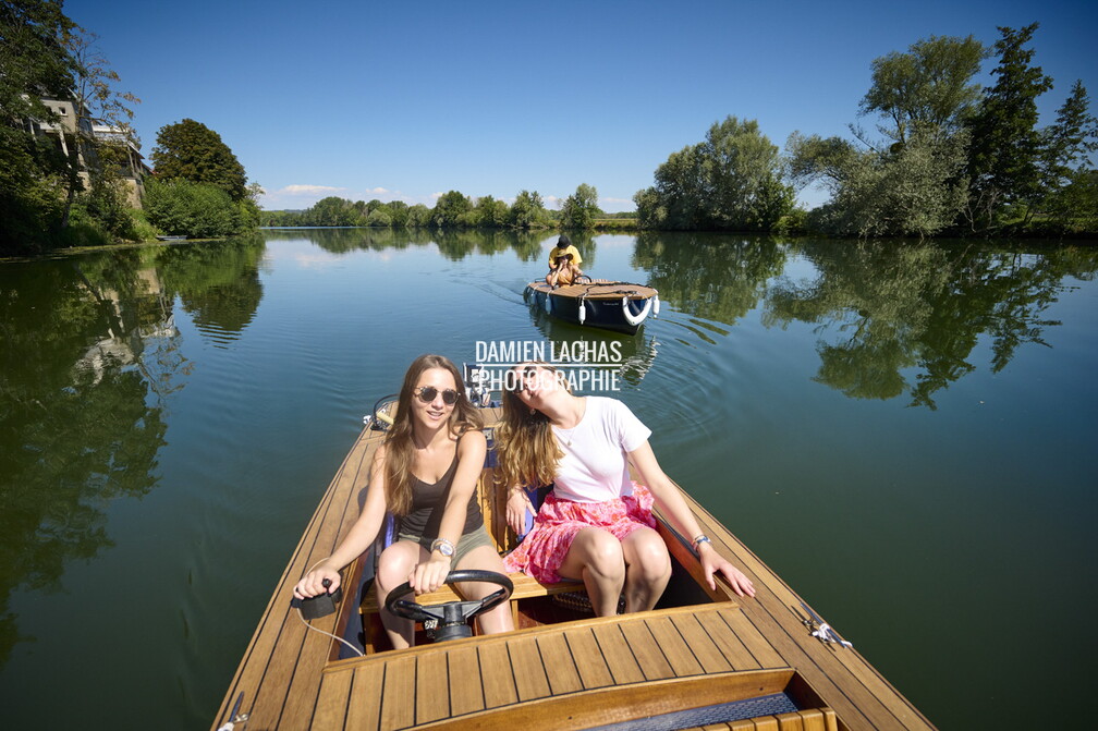 Groupe d'amis en balade en bateau électrique sur le canal Charles Quint et le Doubs à Dole. vnf_dtrs_crr_dole_bateau_electrique_figurants_027.jpg